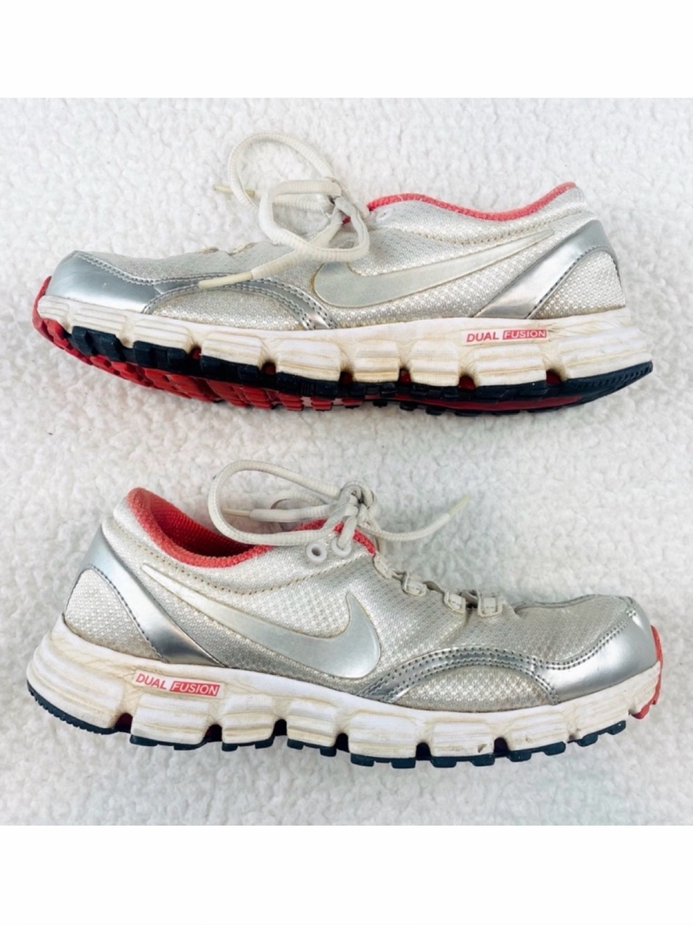 (VTG) NIKE • Y2K White/Silver/Salmon Dual Fusion Athletic Runners, 8